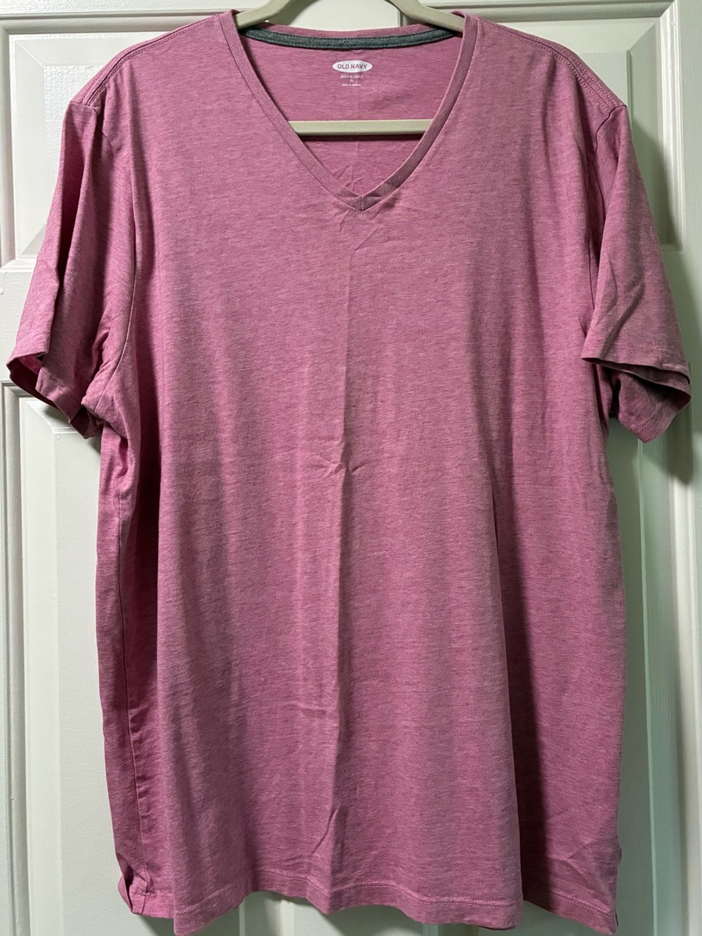 Old Navy Men’s V-Neck T-Shirt in Red Heathered
